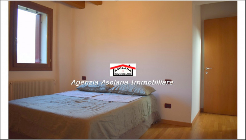 In contesto di pregio in posizione dominante, affittasi casa a schiera centrale ed indipendente a...