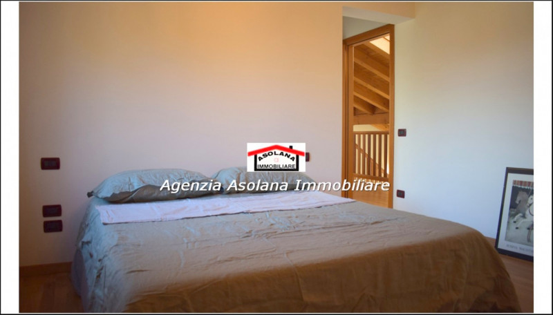 In contesto di pregio in posizione dominante, affittasi casa a schiera centrale ed indipendente a...