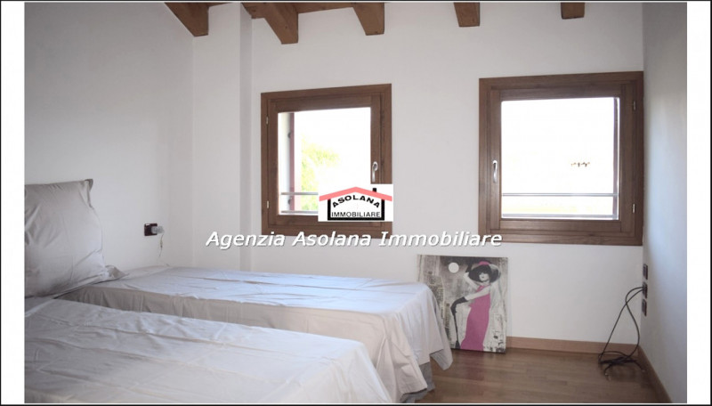 In contesto di pregio in posizione dominante, affittasi casa a schiera centrale ed indipendente a...