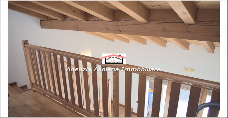 In contesto di pregio in posizione dominante, affittasi casa a schiera centrale ed indipendente a...