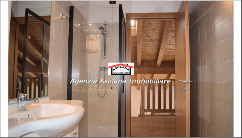 In contesto di pregio in posizione dominante, affittasi casa a schiera centrale ed indipendente a...