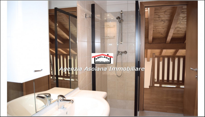 In contesto di pregio in posizione dominante, affittasi casa a schiera centrale ed indipendente a...