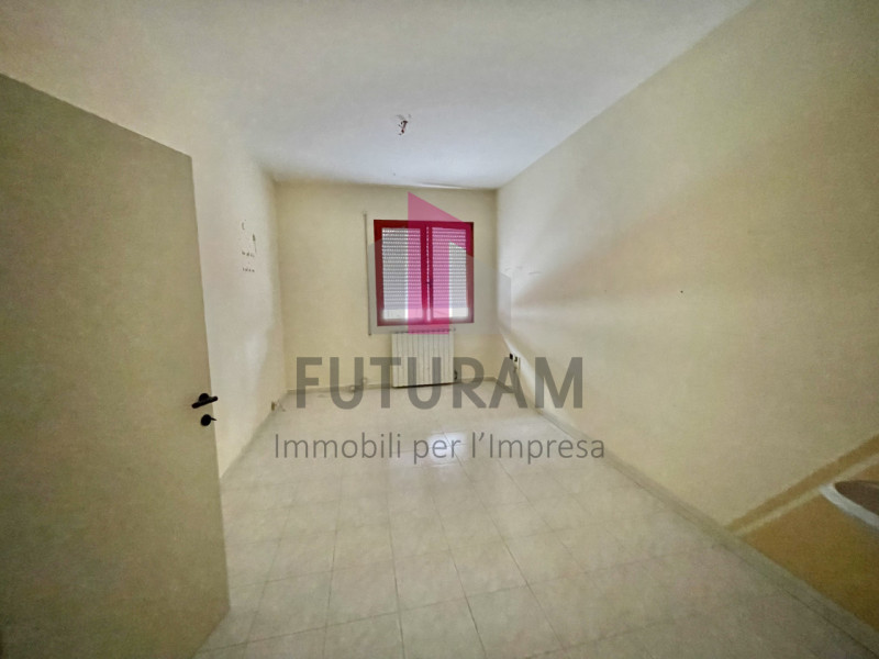 SARCEDO - 15FIL - PER INFO 0444/310220

Se stai cercando un ufficio luminoso e versatile a Sarced...