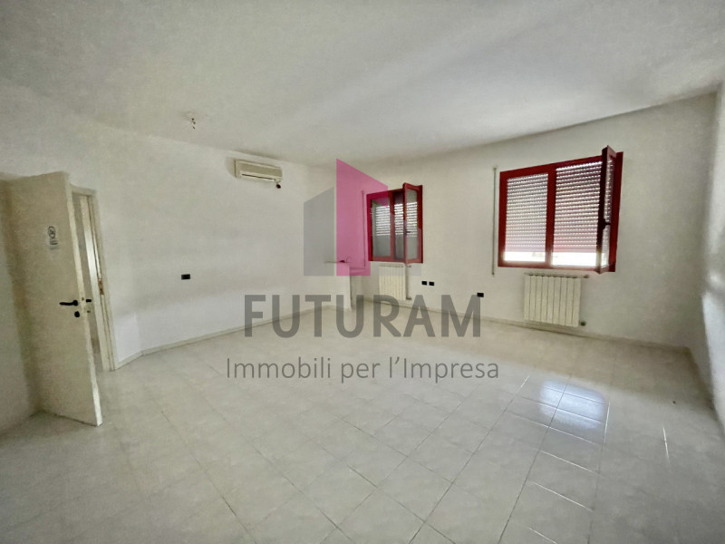 SARCEDO - 15FIL - PER INFO 0444/310220

Se stai cercando un ufficio luminoso e versatile a Sarced...