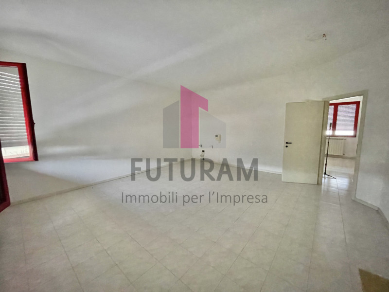 SARCEDO - 15FIL - PER INFO 0444/310220

Se stai cercando un ufficio luminoso e versatile a Sarced...