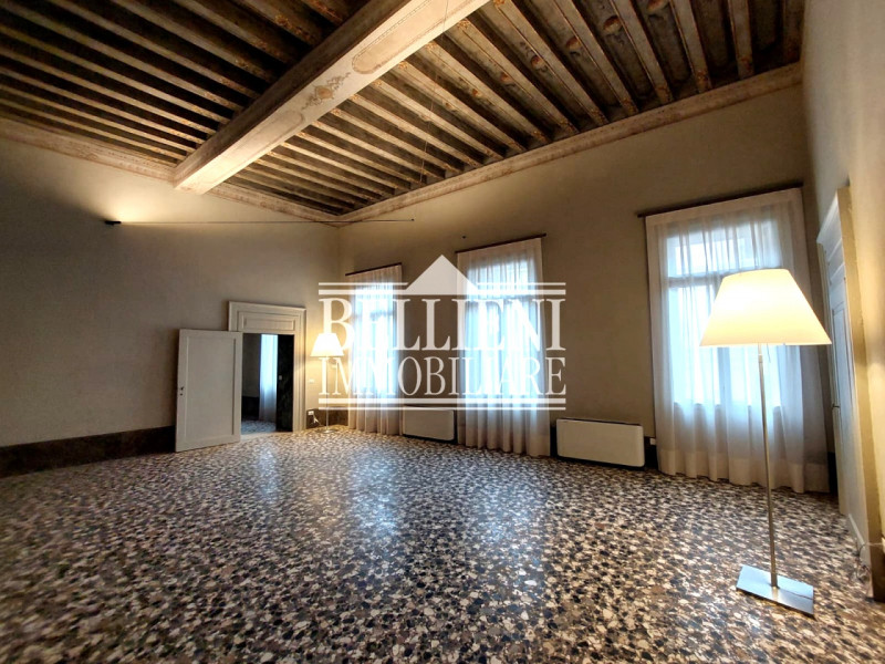 PONTE DEGLI ANGELI: In un contesto di assoluto prestigio, all'interno di un palazzo del 1820 real...