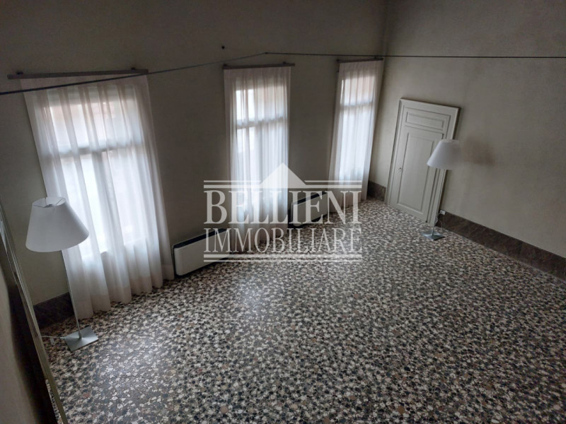 PONTE DEGLI ANGELI: In un contesto di assoluto prestigio, all'interno di un palazzo del 1820 real...