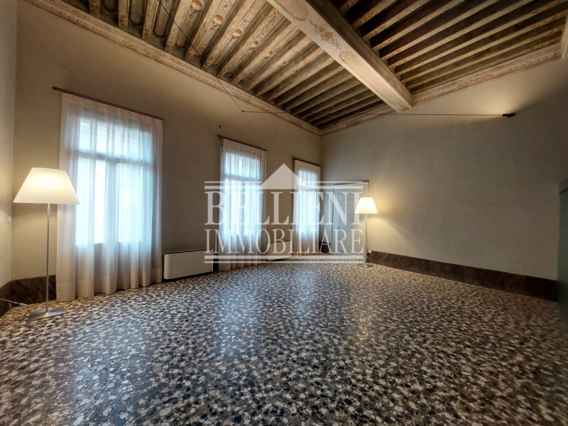 PONTE DEGLI ANGELI: In un contesto di assoluto prestigio, all'interno di un palazzo del 1820 real...