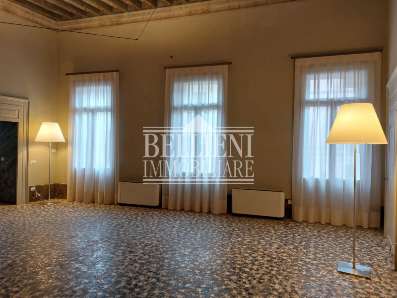 PONTE DEGLI ANGELI: In un contesto di assoluto prestigio, all'interno di un palazzo del 1820 real...