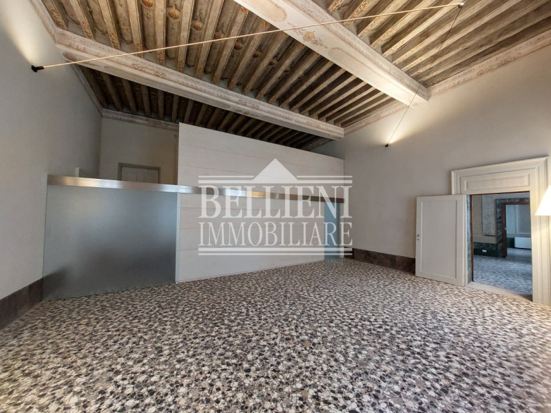 PONTE DEGLI ANGELI: In un contesto di assoluto prestigio, all'interno di un palazzo del 1820 real...