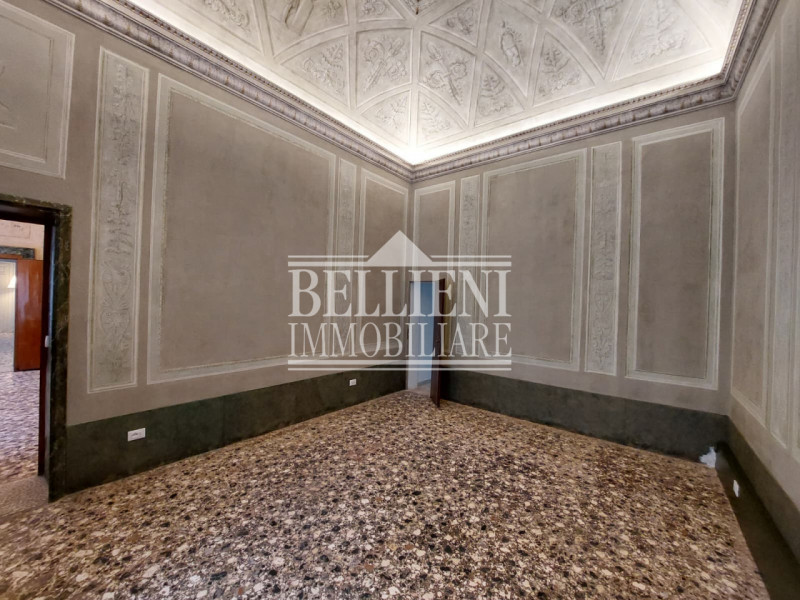 PONTE DEGLI ANGELI: In un contesto di assoluto prestigio, all'interno di un palazzo del 1820 real...