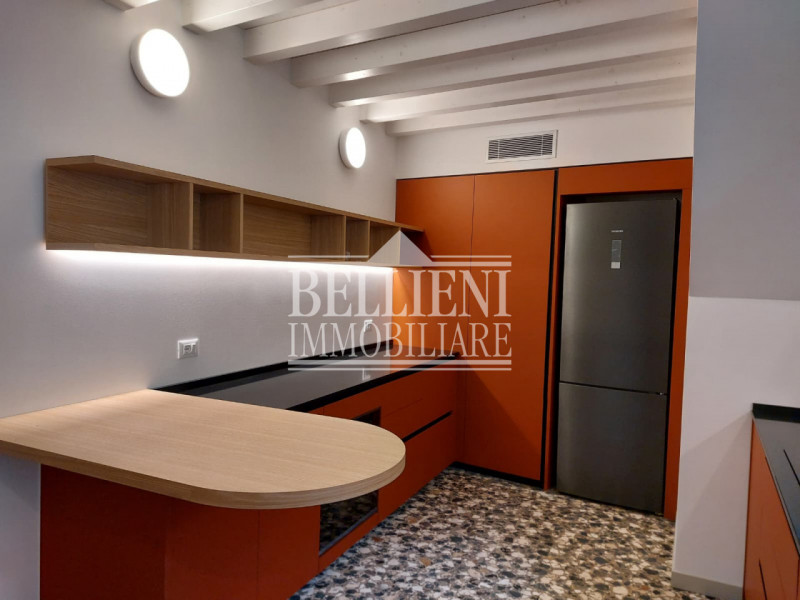 PONTE DEGLI ANGELI: In un contesto di assoluto prestigio, all'interno di un palazzo del 1820 real...