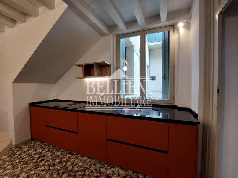 PONTE DEGLI ANGELI: In un contesto di assoluto prestigio, all'interno di un palazzo del 1820 real...