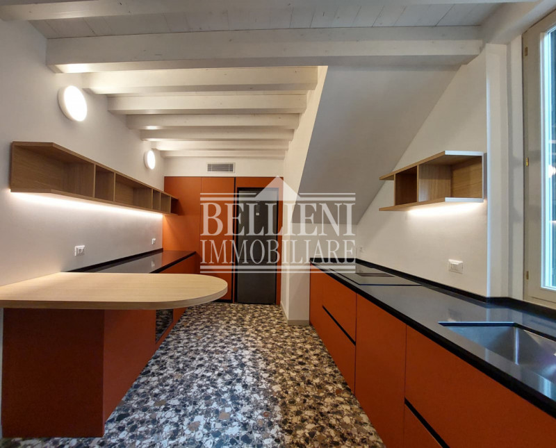 PONTE DEGLI ANGELI: In un contesto di assoluto prestigio, all'interno di un palazzo del 1820 real...