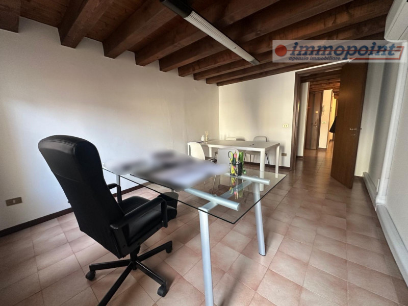 Situato in centro storico a Bassano del Grappa, ufficio al piano secondo composto da ingresso, du...