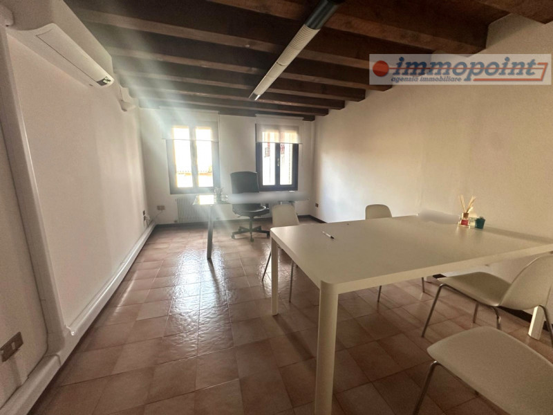 Situato in centro storico a Bassano del Grappa, ufficio al piano secondo composto da ingresso, du...