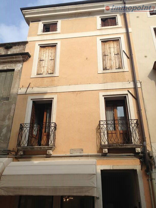 Situato in centro storico a Bassano del Grappa, ufficio al piano secondo composto da ingresso, du...