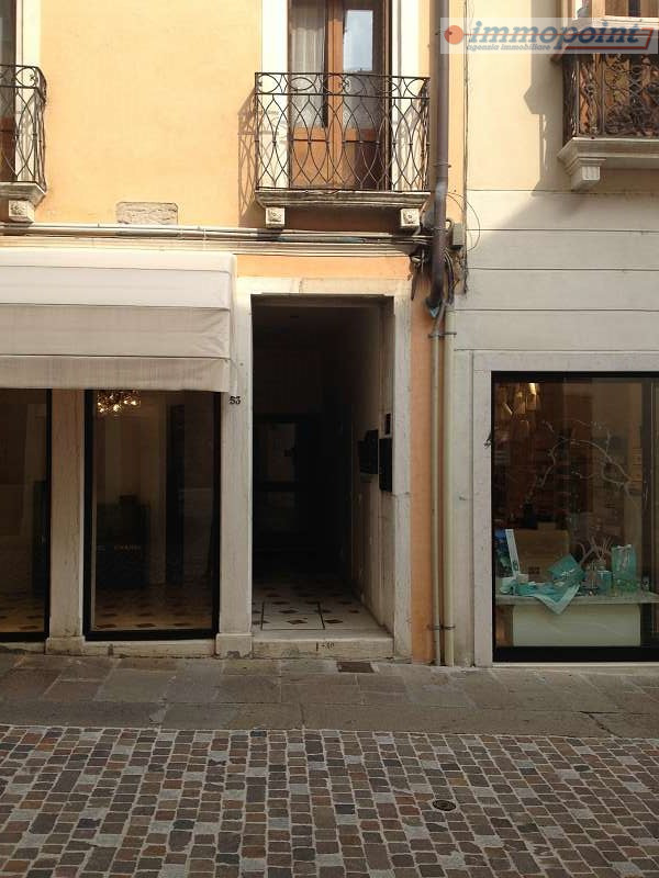 Situato in centro storico a Bassano del Grappa, ufficio al piano secondo composto da ingresso, du...