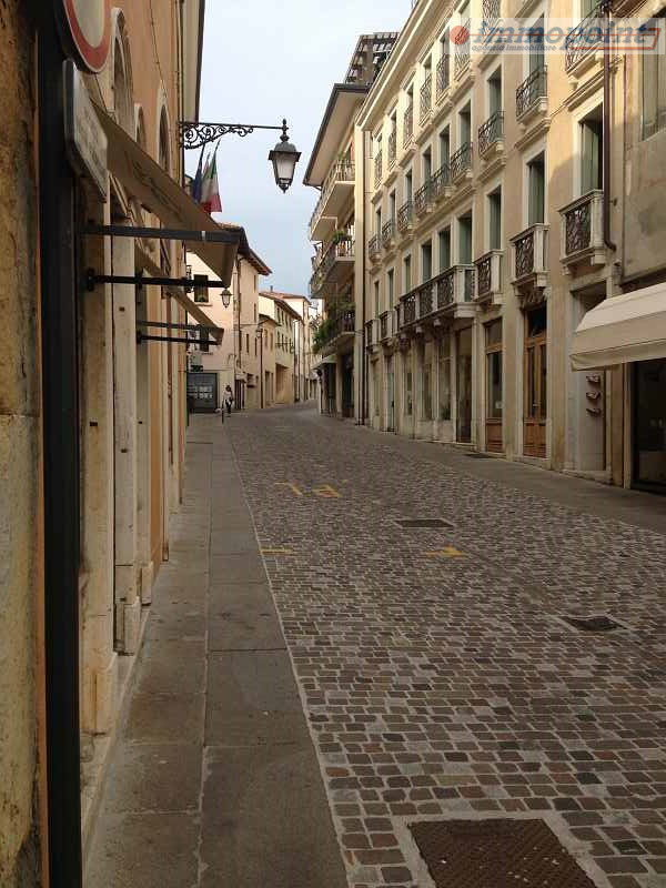 Situato in centro storico a Bassano del Grappa, ufficio al piano secondo composto da ingresso, du...