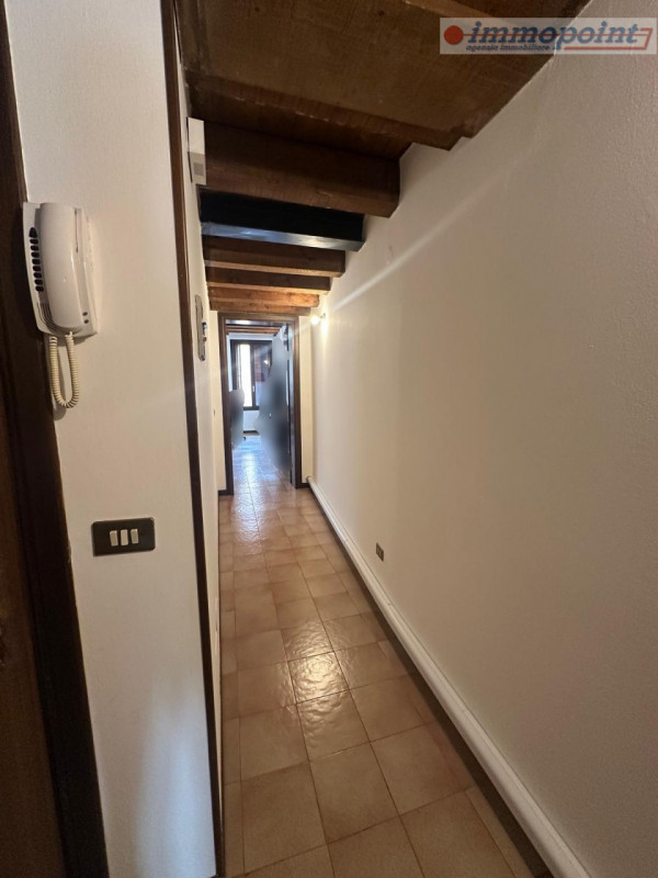 Situato in centro storico a Bassano del Grappa, ufficio al piano secondo composto da ingresso, du...