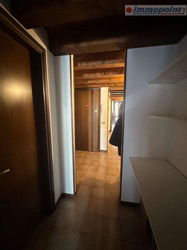 Situato in centro storico a Bassano del Grappa, ufficio al piano secondo composto da ingresso, du...