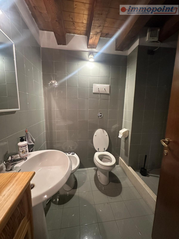 Situato in centro storico a Bassano del Grappa, ufficio al piano secondo composto da ingresso, du...