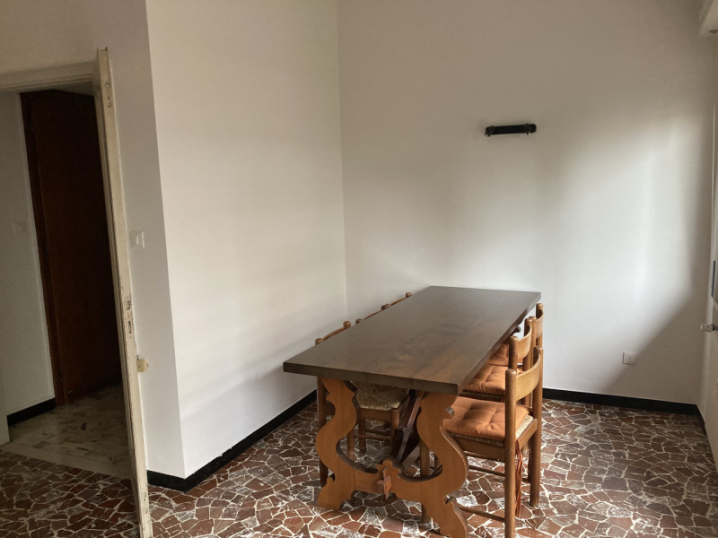 Vicenza, zona ponte Pusterla, appartamento al piano bicamere al piano 3° composto da: cucina sepa...