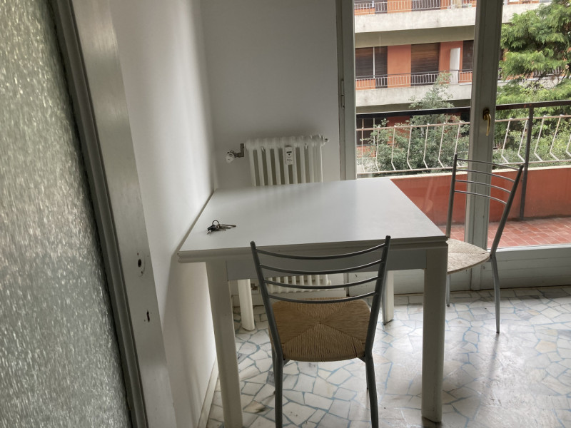 Vicenza, zona ponte Pusterla, appartamento al piano bicamere al piano 3° composto da: cucina sepa...