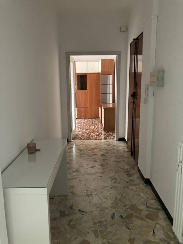 Vicenza, zona ponte Pusterla, appartamento al piano bicamere al piano 3° composto da: cucina sepa...