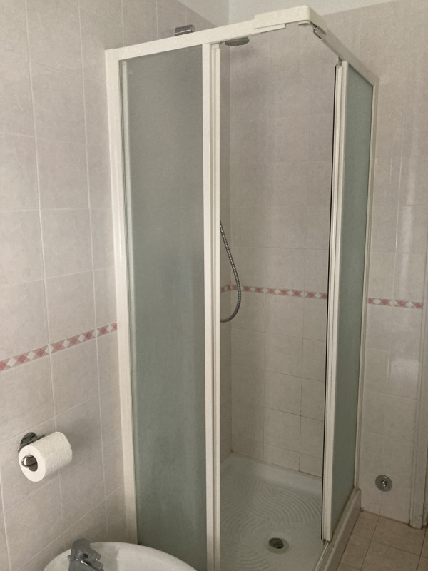 Vicenza, zona ponte Pusterla, appartamento al piano bicamere al piano 3° composto da: cucina sepa...