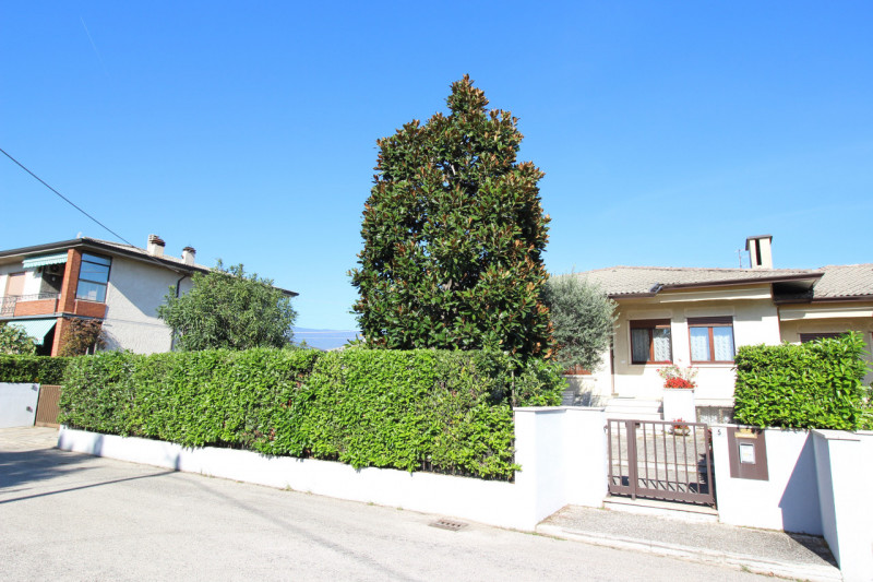 THIENE – bifamiliare su lotto di 600 mq. € 278.000,00

Via San Giorgio 5

Trattativa Unica immobi...