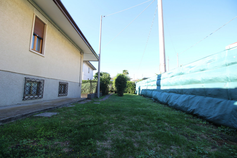 THIENE – bifamiliare su lotto di 600 mq. € 278.000,00

Via San Giorgio 5

Trattativa Unica immobi...