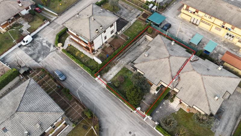 THIENE – bifamiliare su lotto di 600 mq. € 278.000,00

Via San Giorgio 5

Trattativa Unica immobi...