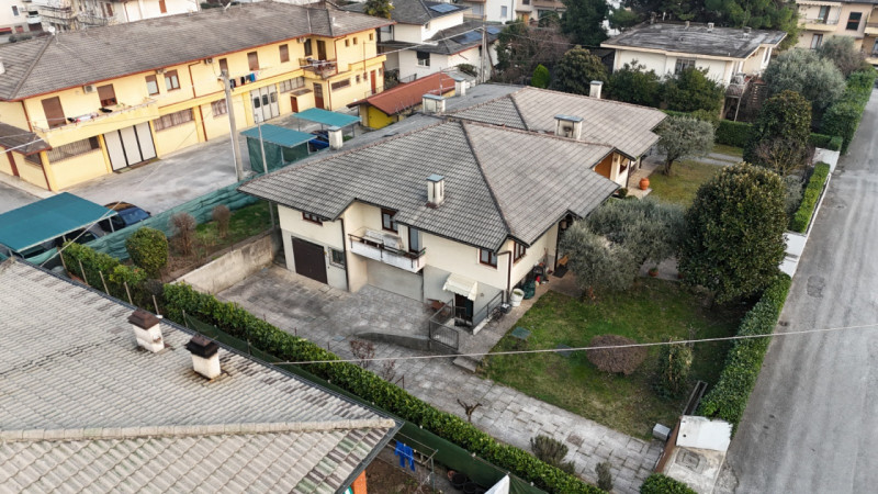 THIENE – bifamiliare su lotto di 600 mq. € 278.000,00

Via San Giorgio 5

Trattativa Unica immobi...