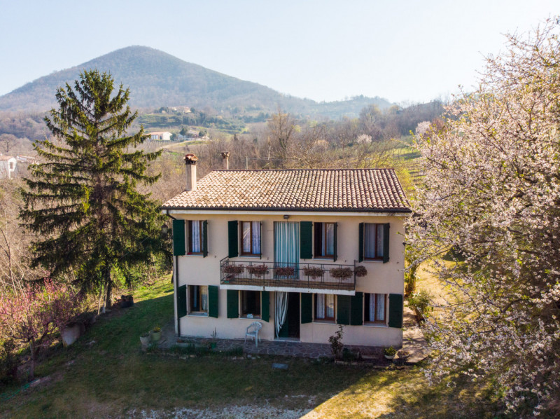 Proponiamo in vendita a Vò, nella tranquilla zona di Cortelà, un'imperdibile abitazione rustica d...
