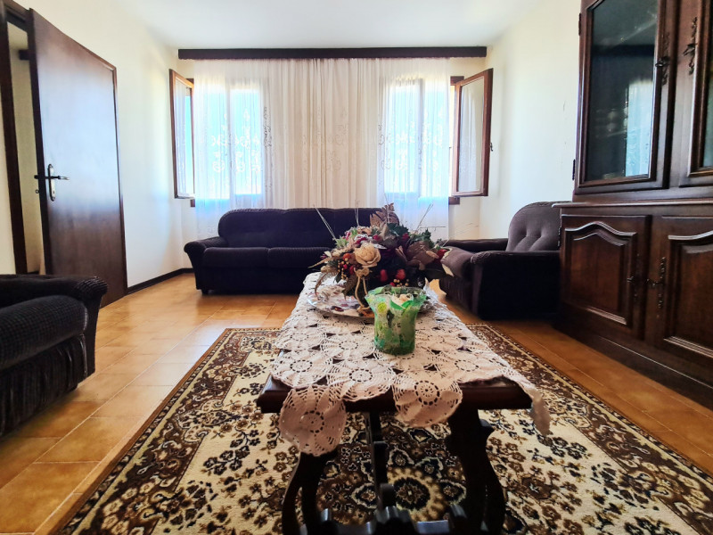 Proponiamo in vendita a Vò, nella tranquilla zona di Cortelà, un'imperdibile abitazione rustica d...