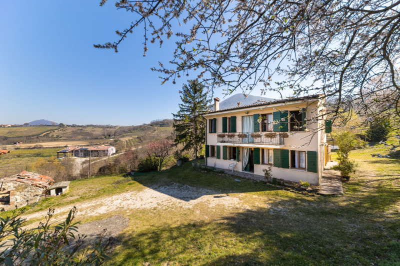 Proponiamo in vendita a Vò, nella tranquilla zona di Cortelà, un'imperdibile abitazione rustica d...