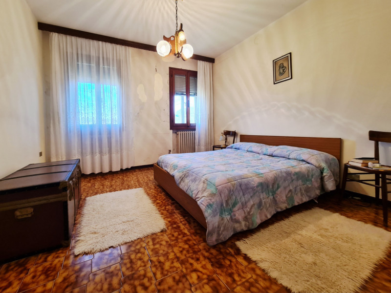 Proponiamo in vendita a Vò, nella tranquilla zona di Cortelà, un'imperdibile abitazione rustica d...