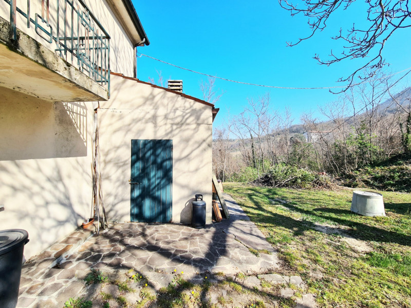 Proponiamo in vendita a Vò, nella tranquilla zona di Cortelà, un'imperdibile abitazione rustica d...