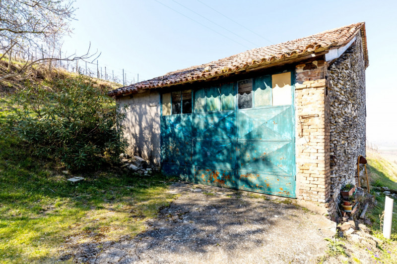 Proponiamo in vendita a Vò, nella tranquilla zona di Cortelà, un'imperdibile abitazione rustica d...