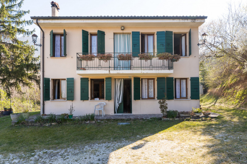 Proponiamo in vendita a Vò, nella tranquilla zona di Cortelà, un'imperdibile abitazione rustica d...