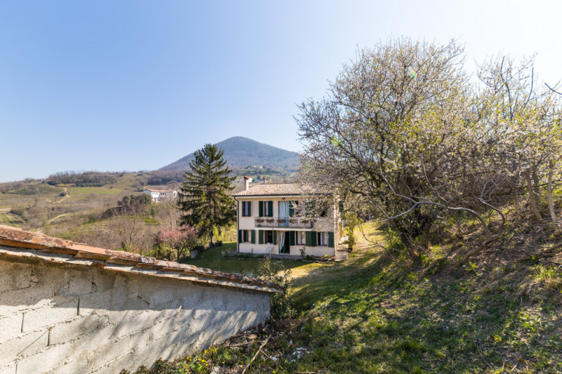 Proponiamo in vendita a Vò, nella tranquilla zona di Cortelà, un'imperdibile abitazione rustica d...