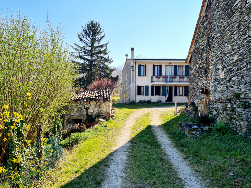 Proponiamo in vendita a Vò, nella tranquilla zona di Cortelà, un'imperdibile abitazione rustica d...
