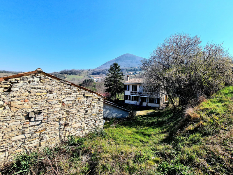 Proponiamo in vendita a Vò, nella tranquilla zona di Cortelà, un'imperdibile abitazione rustica d...