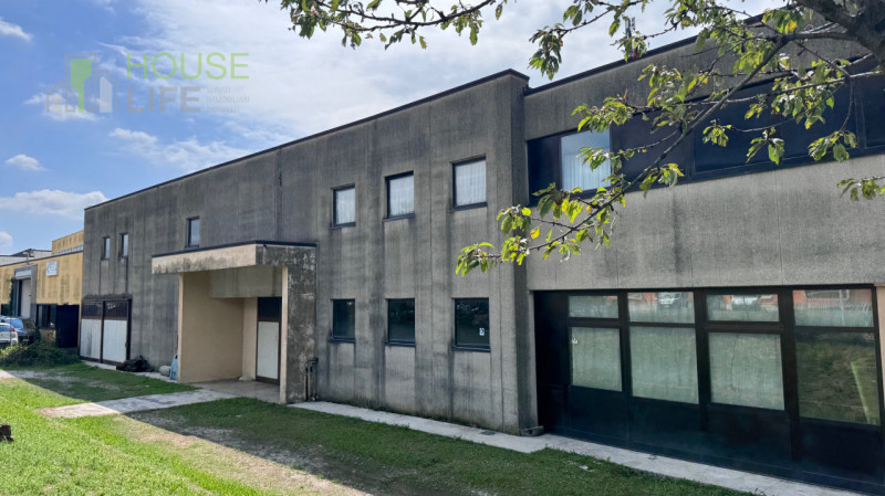 SCHIO - ZONA INDUSTRIALE: CAPANNONE COMMERCIALE DI TESTA CON AREA ESTERNA. Posto nella zona artig...