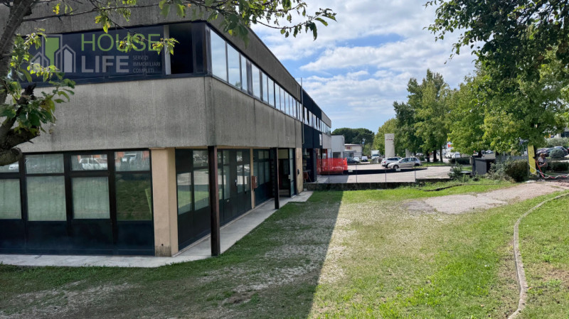 SCHIO - ZONA INDUSTRIALE: CAPANNONE COMMERCIALE DI TESTA CON AREA ESTERNA. Posto nella zona artig...