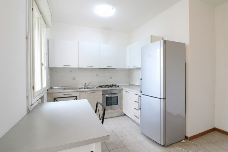 In zona centrale al paese, si propone appartamento di generose dimensioni, perfetto per famiglie ...