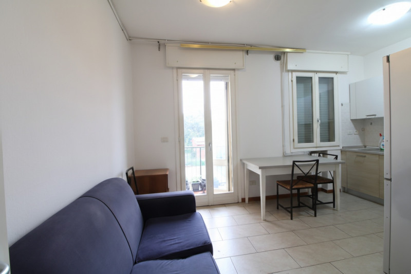 In zona centrale al paese, si propone appartamento di generose dimensioni, perfetto per famiglie ...