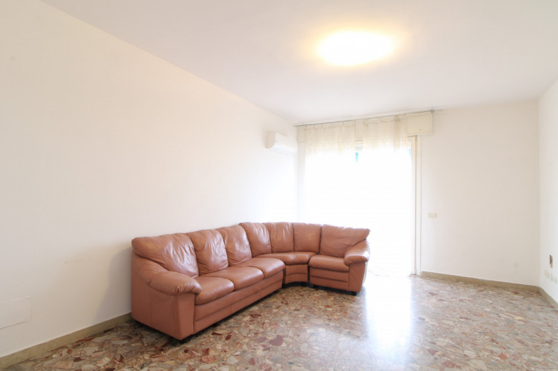 In zona centrale al paese, si propone appartamento di generose dimensioni, perfetto per famiglie ...