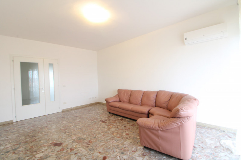 In zona centrale al paese, si propone appartamento di generose dimensioni, perfetto per famiglie ...